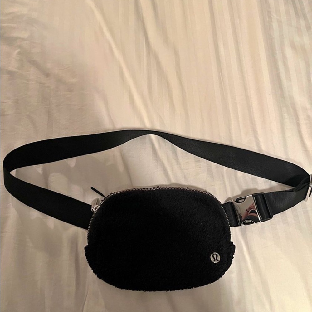 lululemon athletica Black Fleece Crossbody Belt Bag
